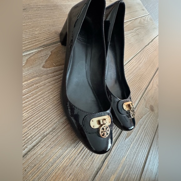 Tory Burch RARE Black Patent Leather Block Heels with logo locket - Picture 5 of 15